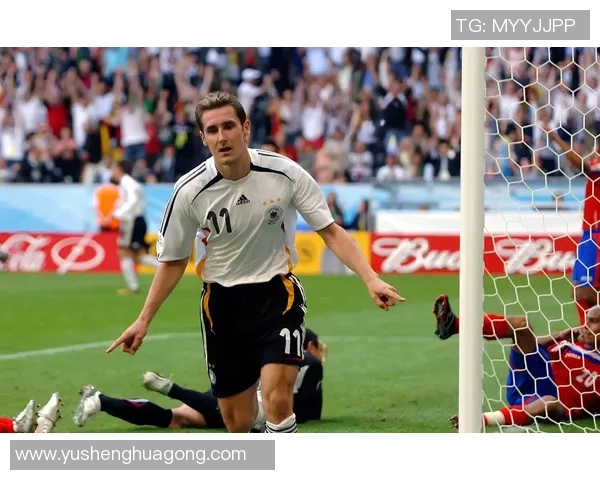 足球巨星出场步伐解析 揭秘球场上每一步的独特魅力与自信展现